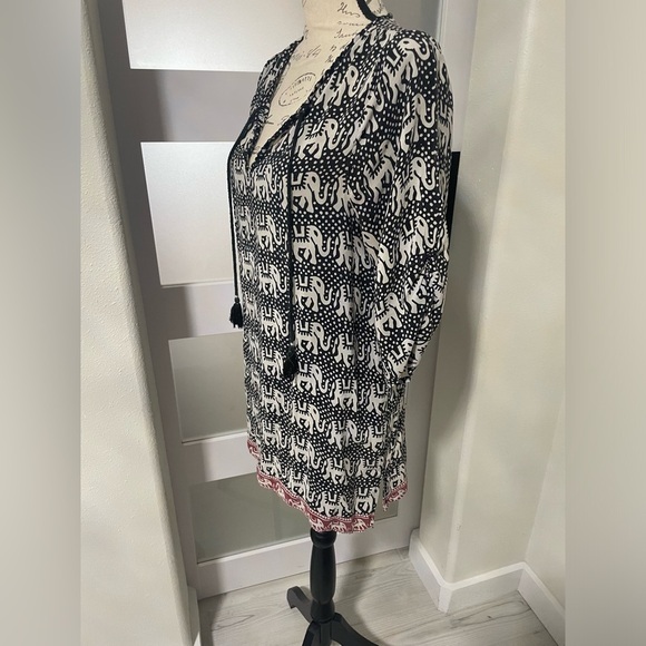 Tolani Black and White 3/4 Sleeve Dolman V-Neck Top - Picture 2 of 10